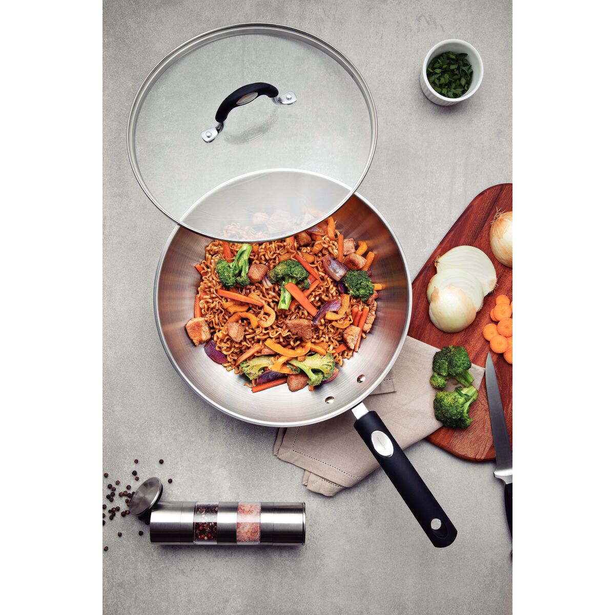 Belleza y Hogar - Sartén Tramontina Wok Capacidad de 28 cm . 3.3 litros Con  tapa de Vidrio Original Sellado, en caja. Visita mi página tenemos más  productos y ofertas:  Pedidos